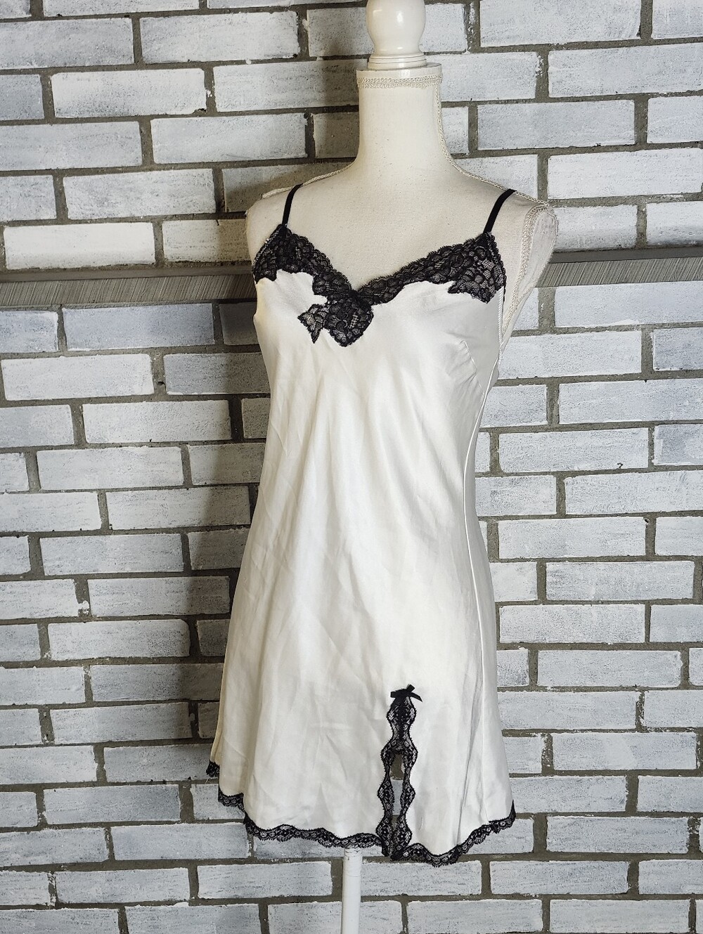 • Victoria's Secret White Satin Black Lace Slip Dress Chemise Sz S Small Mini